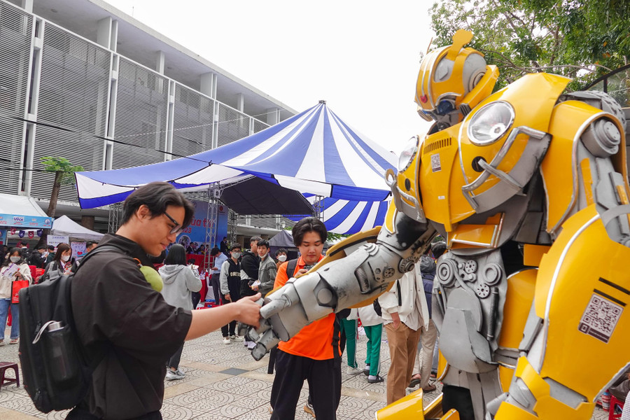 Nhiều thí sinh Đà Nẵng hào hứng trải nghiệm với robot tại Ngày hội tư vấn mùa thi 2023. Nhiều thí sinh Đà Nẵng hào hứng trải nghiệm với robot tại Ngày hội tư vấn mùa thi 2023.