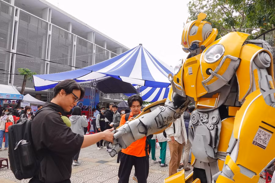 Nhiều thí sinh Đà Nẵng hào hứng trải nghiệm với robot tại Ngày hội tư vấn mùa thi 2023.