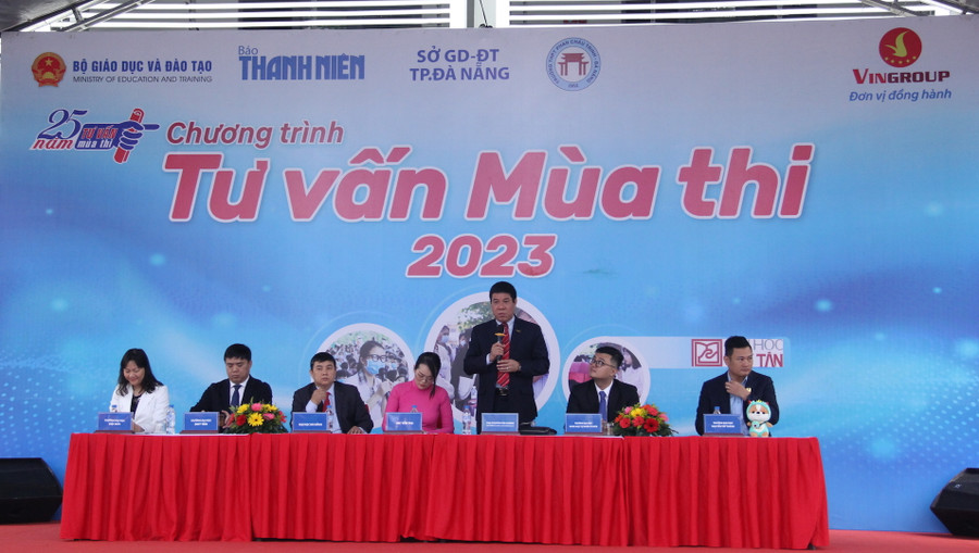 Ngoài giải đáp thắc mắc về ngành nghề, những điểm mới về quy chế tuyển sinh năm 2023, Ngày hội tư vấn mùa thi 2023 tại Đà Nẵng còn có nhiều chương trình giao lưu, gỡ rối hướng nghiệp, truyền cảm hứng cho học sinh. Ngoài giải đáp thắc mắc về ngành nghề, những điểm mới về quy chế tuyển sinh năm 2023, Ngày hội tư vấn mùa thi 2023 tại Đà Nẵng còn có nhiều chương trình giao lưu, gỡ rối hướng nghiệp, truyền cảm hứng cho học sinh.
