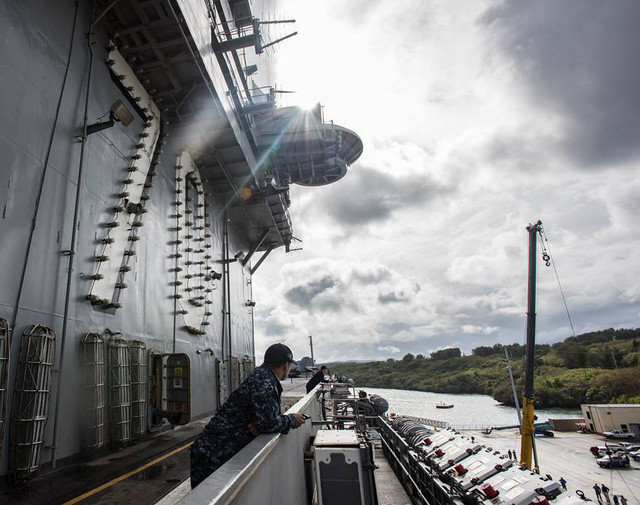 Ngày 31/1, tàu USS Carl Vinson đã tới thăm căn cứ quân sự trên đảo Guam.