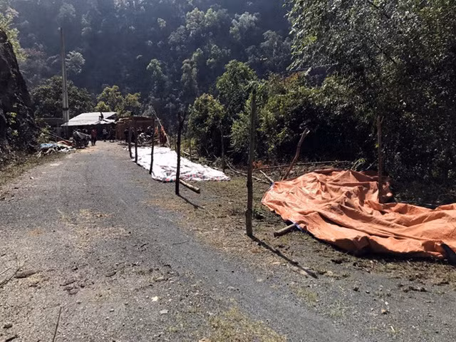 Người dân dựng nhà và lán tạm để ở tại khu vực gần mó nước. (Ảnh: Hữu Quyết/TTXVN)