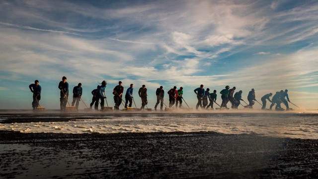 Các thủy thủ rửa mặt sàn tàu trên Biển Đông.