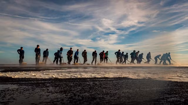 Các thủy thủ rửa mặt sàn tàu trên Biển Đông.