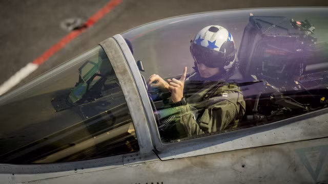  F/A - 18 Super Hornet được trang bị những vũ khí hiện đại nhất như tên lửa không đối không tầm trung AIM-120 AMRAAM, bom dẫn đường laser Paveway, tên lửa chống bức xạ AGM-88 Harm, đạn tấn công ngoài tầm phòng không điểm AGM-154, AGM-158. 