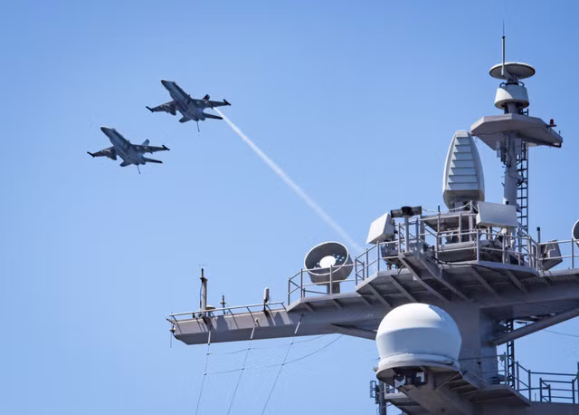  Hệ thống radar AESA APG-79 trên F/A-18 Super Hornet cho phép đồng thời tấn công đối không và đối đất. 