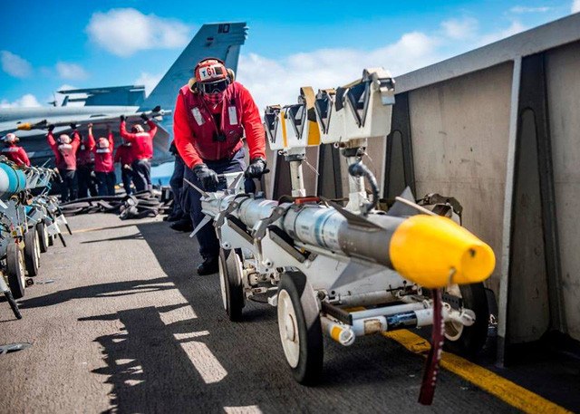 Thủy thủ mang các vũ khí tới lắp đặt lên các máy bay chiến đấu.