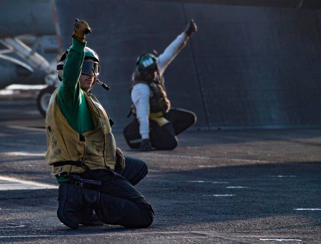 Các thủy thủ điều hướng máy bay trong nhiệm vụ thực hiện trên Biển Đông.