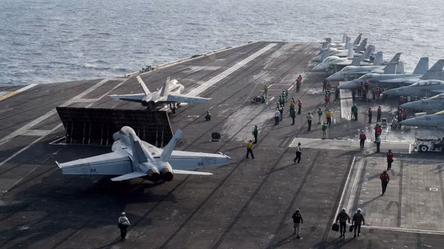  Ngoài ra, F/A - 18 Super Hornet cũng sở hữu kho vũ khí khổng lồ, với 11 giá treo trên cánh và giữa thân, cho phép nó mang tải trọng 8 tấn vũ khí bên ngoài. 