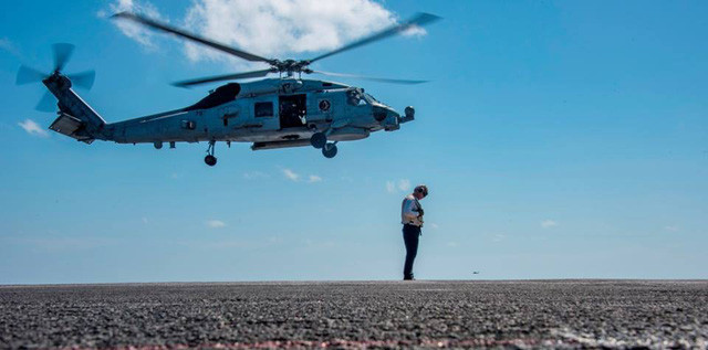 Trực thăng MH-60R Sea Hawk chuẩn bị hạ cánh trên tàu sân bay.