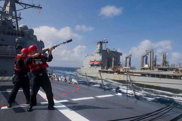 Các thủy thủ làm nhiệm vụ trên boong tàu.