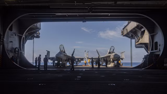  F/A - 18 Super Hornet là máy bay chiến đấu 2 động cơ, có bán kính chiến đấu hơn 900km với tốc độ tối đa xấp xỉ 2.000km/h. 