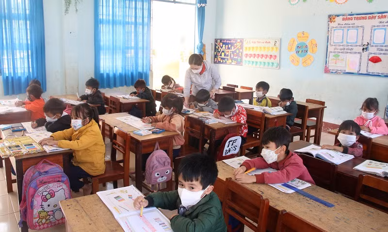 Cô Nguyễn Thị Nguyệt Ánh luôn tận tình chỉ dạy học sinh.