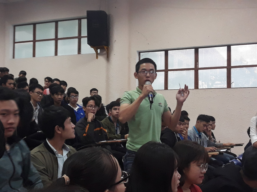 SV trường ĐH Bách khoa, ĐH Đà Nẵng đặt câu hỏi với các diễn giả về những kỹ năng mà SV khối ngành STEM cần có và kinh nghiệm tích lũy, hình thành kỹ năng.