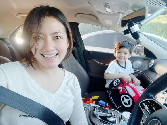 Là bà mẹ một con, nữ diễn viên Ngọc Lan cũng hào hứng chia sẻ cảm xúc nhân ngày đưa con trở lại trường sau khỉ nghỉ tết gần 30 ngày: &quot;Chúng tôi quyết giữ vững tinh thần và đồng lòng cầu nguyện cho sự nghiệp học hành của các con không bị gián đoạn lần nào nữa. Đoàn kết và quyết thắng, quyết thắng quyết thắng&quot;.