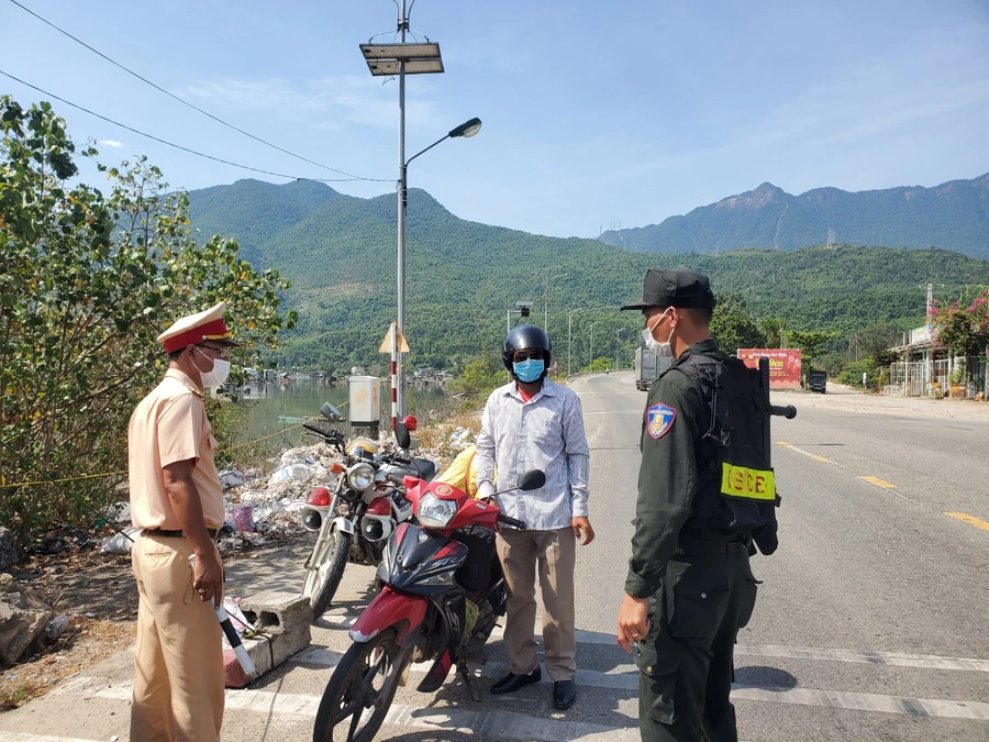 Lực lượng chức năng kiểm soát hướng dẫn người dân khai báo y tế trước khi vào địa bàn tỉnh.