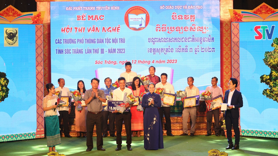 Ban Tổ chức trao giải cho đội có tiết mục biểu diễn xuất sắc.