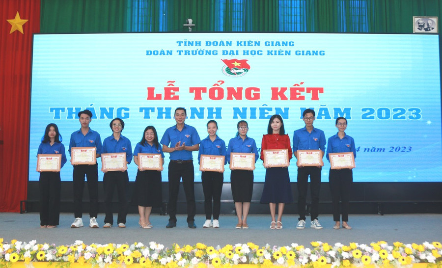 Trao giấy khen cho các tập thể có thành tích xuất sắc trong Tháng Thanh niên. Trao giấy khen cho các tập thể có thành tích xuất sắc trong Tháng Thanh niên.