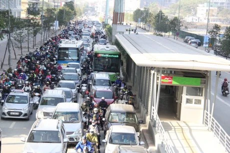 Tình trạng xe máy, ô tô lấn làn buýt nhanh BRT vẫn xảy ra. Ảnh: S.T.