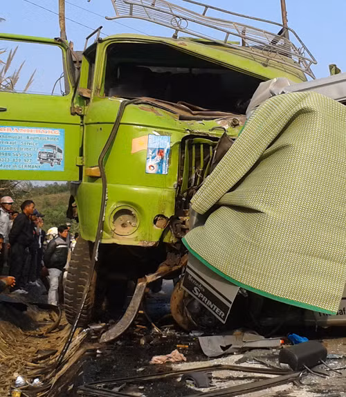 Hiện trường vụ xe khách đấu đầu xe tải làm 9 người chết ảnh 3