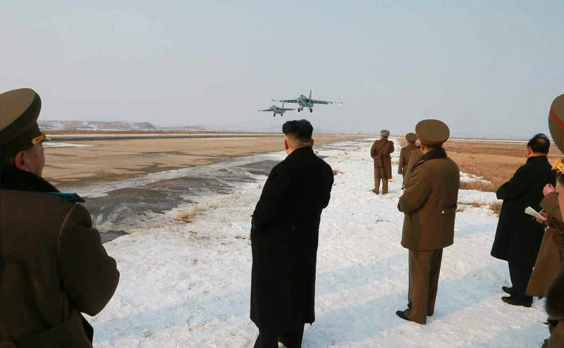 Nữ phi công chiến đấu bật khóc khi gặp ông Kim Jong-un