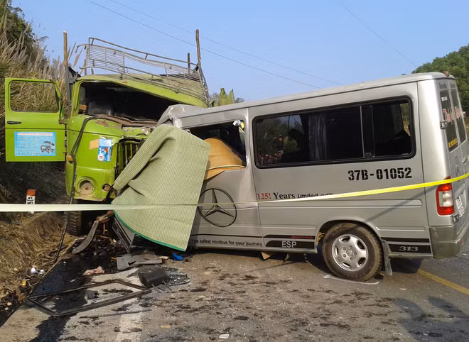 Hiện trường vụ xe khách đấu đầu xe tải làm 9 người chết ảnh 1