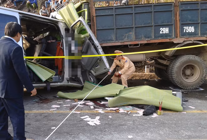 Hiện trường vụ xe khách đấu đầu xe tải làm 9 người chết ảnh 4