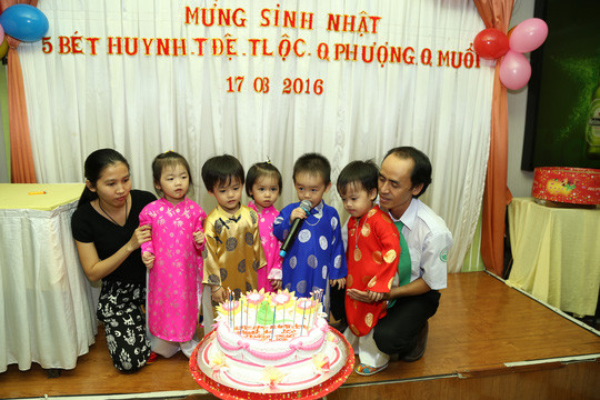 Những em bé trong ca sinh 5 tại Việt Nam đáng yêu tuổi lên 3 ảnh 9 Cha mẹ và các con