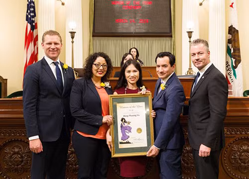 Bà Minh Phuong Vu (giữa) được dân biểu Travis Allen (ngoài cùng bên phải) được và các quan chức California trao tặng danh hiệu 