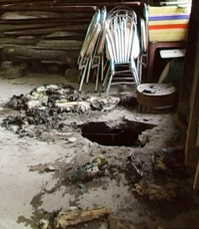 Sau khi phi tang xác vợ xuống hầm nước thải trong nhà, Ban cho thợ xây bịt kín lỗ thông hơi. Ảnh: N.V 60-ngay-giau-toi-cua-ga-chong-phi-tang-xac-vo-duoi-ham-biogas-1