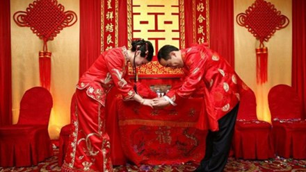 Đại gia đăng tin tuyển nữ giám đốc kiêm... vợ cho con trai