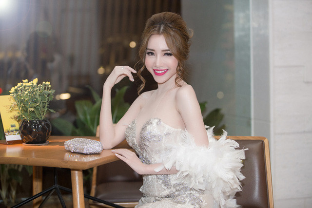 Sau 2 lần sinh con, Elly Trần không còn làm điều này nữa ảnh 15 Người đẹp cho biết, cô sẽ hướng tới hình ảnh trưởng thành, thanh lịch hơn vì: Tôi nghĩ, một người phụ nữ làm mẹ luôn có vẻ đẹp riêng đầy cuốn hút, chứ không nhất thiết ở số đo ba vòng.