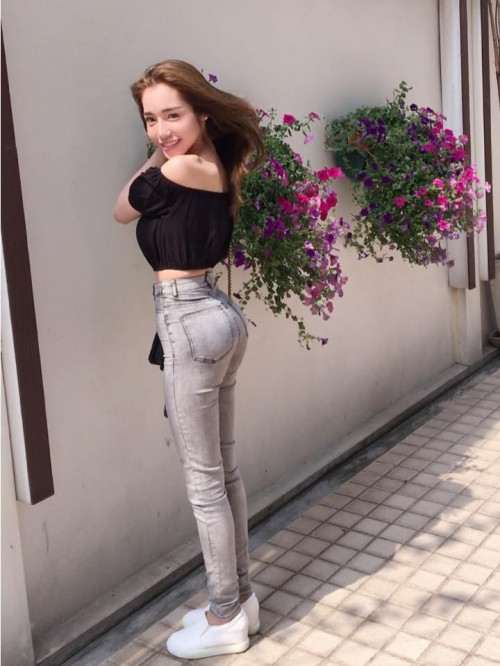 Sau 2 lần sinh con, Elly Trần không còn làm điều này nữa ảnh 9 Cuối năm 2015, Elly Trần tiếp tục gây bất ngờ cho công chúng khi công bố sự ra đời của cậu con trai Túc Mạch. Đây cũng là thời điểm phong cách của Elly Trần thực sự thay đổi.