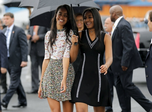 Hai con gái của ông Obama, Sasha (phải) và Malia trong chuyến thăm Cuba. Ảnh: Reuters vi-sao-hai-tieu-thu-nha-obama-theo-bo-me-den-cuba