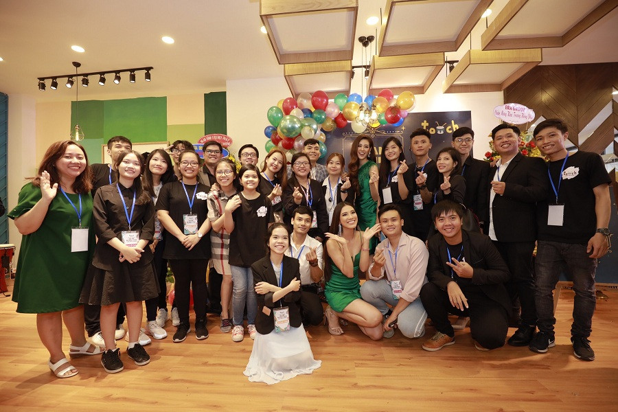 Khách mời chụp chung với các giảng viên, học viên của Học viện trong lễ ra mắt Khách mời chụp chung với các giảng viên, học viên của Học viện trong lễ ra mắt