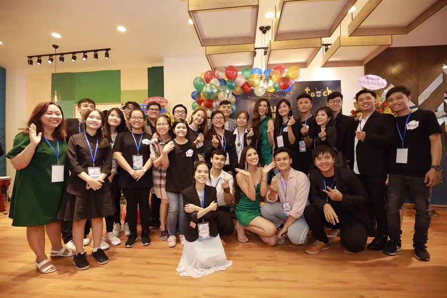 Khách mời chụp chung với các giảng viên, học viên của Học viện trong lễ ra mắt