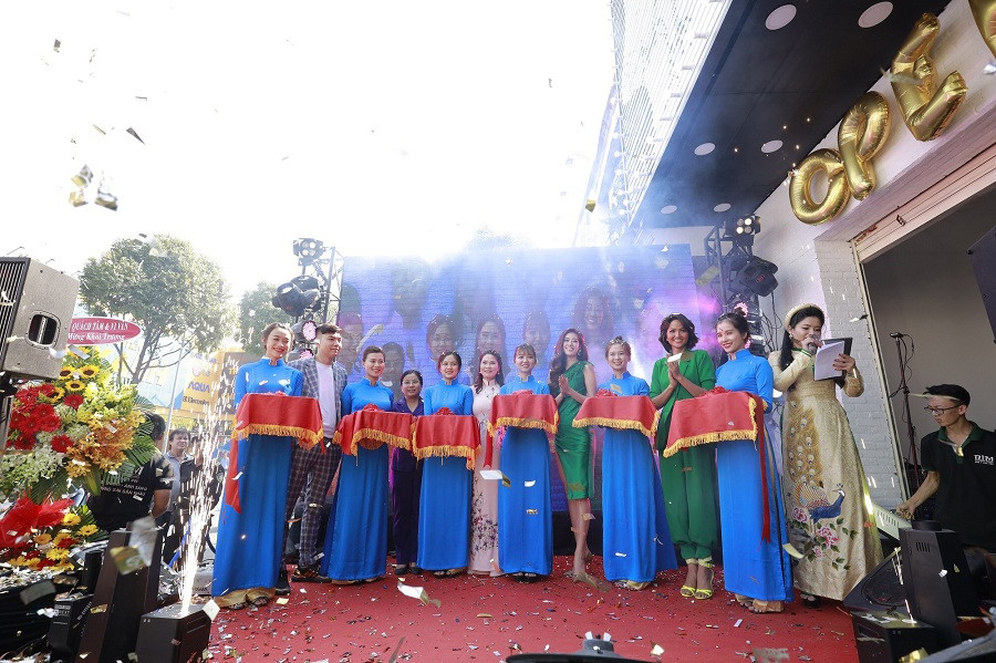 Top 2 Hoa Hậu Hoàn vũ Việt Nam 2019, Hoa hậu H"Hen Niê cùng đại diện của Học viện cắt băng khánh thành Top 2 Hoa Hậu Hoàn vũ Việt Nam 2019, Hoa hậu H"Hen Niê cùng đại diện của Học viện cắt băng khánh thành