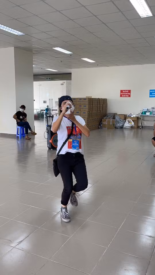 Nữ ca sĩ Phương Thanh đã nhiệt tình, không quản nguy hiểm, vất vả để vào tận bệnh viện dã chiến để cắt tóc, hát cổ vũ tinh thần cho đội ngũ y bác sĩ, dân quân.