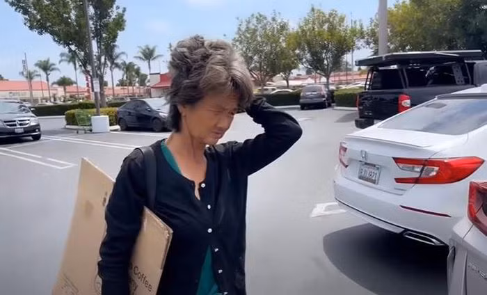 NSƯT Kim Tiểu Long bất ngờ gặp nữ ca sĩ Kim Ngân xuất hiện trên đường phố.