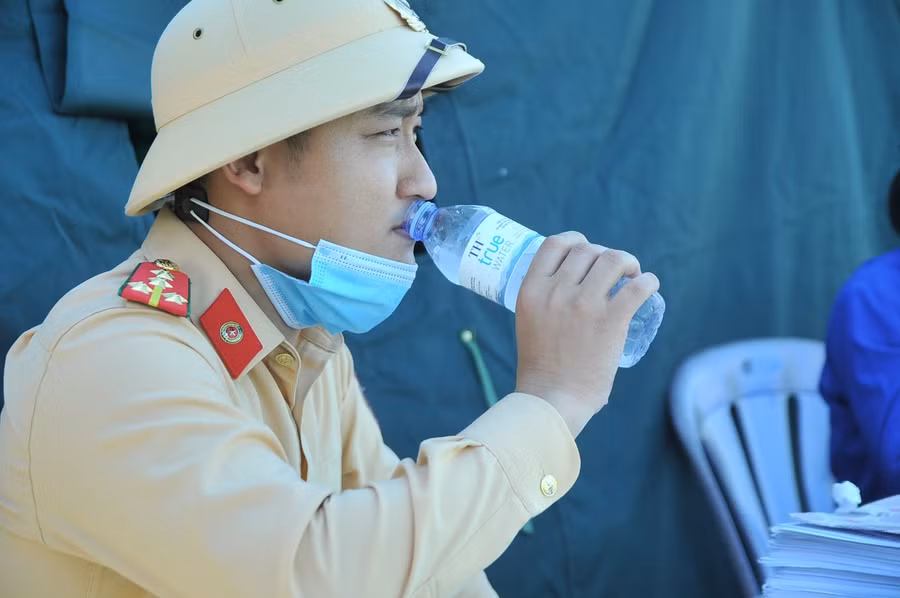 Phút nghỉ ngơi giữa trưa nắng gắt của chiến sĩ cảnh sát giao thông tại một chốt phong tỏa phòng chống dịch trên đại bàn tỉnh Nghệ An.