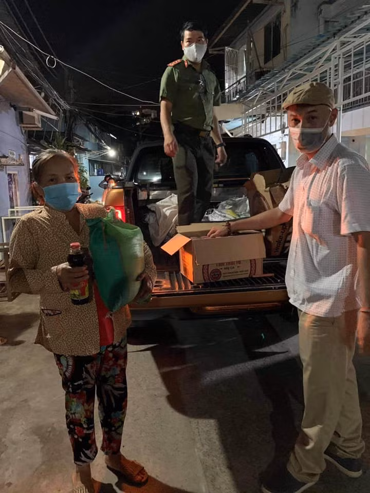 Thủy Tiên chia sẻ hình ảnh đi phát gạo cho người dân giữa mùa dịch. Ảnh: FBNV.