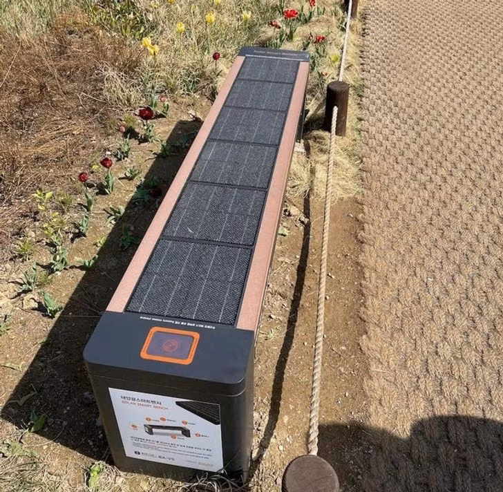 Những chiếc ghế dài ở Seoul, Hàn Quốc này không chỉ được sử dụng để ngồi bình thường mà nó còn được chạy bằng năng lượng mặt trời có USB và đế sạc không dây.