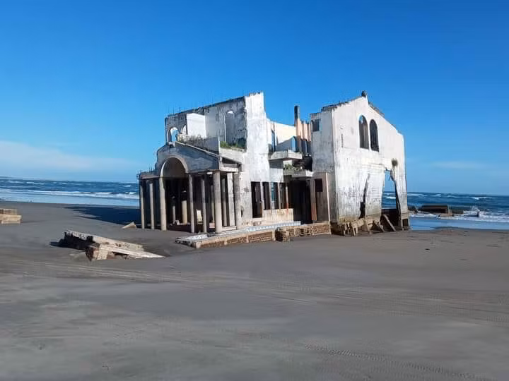 Tòa nhà bị bỏ hoang xuất hiện bí ẩn trên bãi biển El Salvador ảnh 2