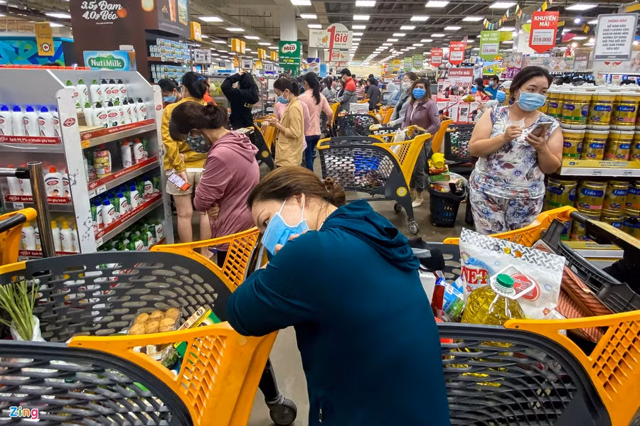 Nhiều khách hàng tỏ ra khá mệt mỏi, ngủ gục trên xe đẩy để chờ tới lượt được thanh toán để ra về.