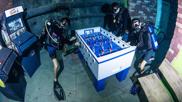 Du khách có thể khám phá thành phố chìm dưới nước của bể bơi Deep Dive Dubai. Du khách có thể khám phá thành phố chìm dưới nước của bể bơi Deep Dive Dubai.