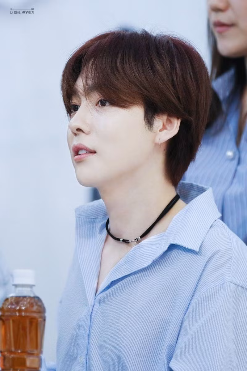 Jinu của WINNER: Jinu là chàng trai sở hữu gương mặt trẻ thơ so với tuổi của mình, được biết đến là giọng ca chính của WINNER. Anh sinh ngày 26 tháng 9 năm 1991.