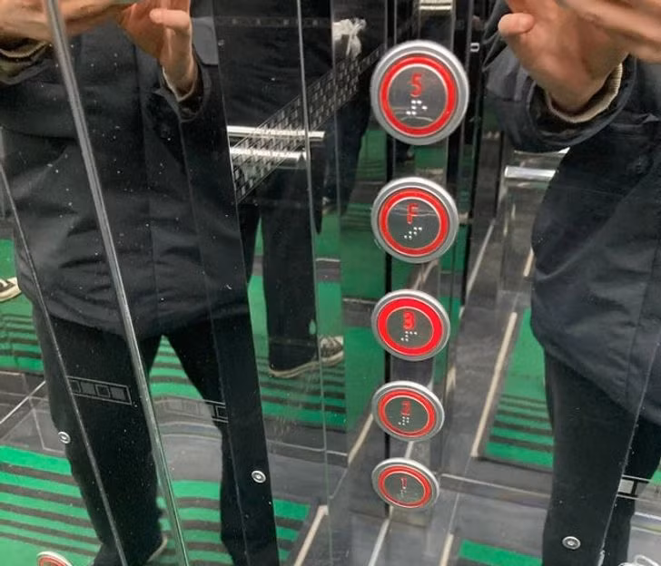 Tòa nhà này sử dụng chữ "F" cho tầng 4 thay vì số 4 trong thang máy vì số 4 được coi là xui xẻo.