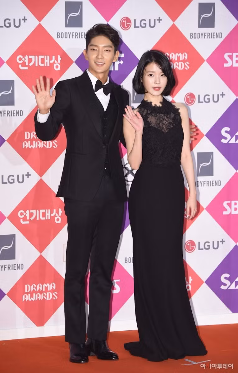 IU và nam diễn viên Lee Joong Ki khiến mọi người choáng váng với vẻ ngoài bóng bẩy và sang trọng!