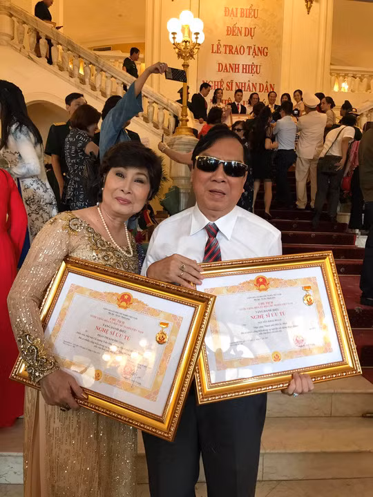 Nhạc sĩ Khải Hoàn (bên phải).