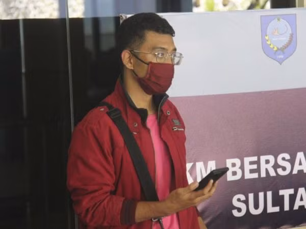 Người đàn ông mắc Covid-19 cải trang thành vợ trên chuyến bay trở về nhà.