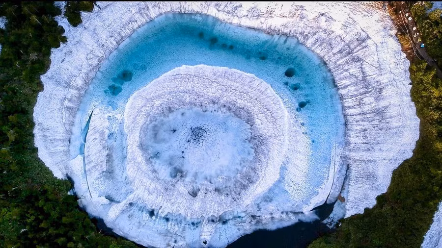 Bí ẩn về hồ “Mắt Rồng” độc lạ tại Nhật Bản ảnh 3